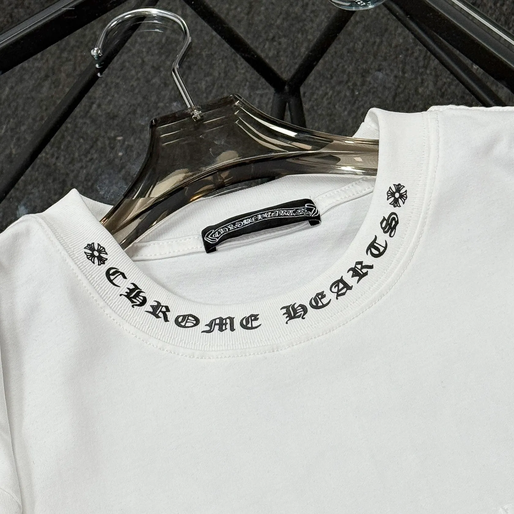P170 Chrome Hearts 25 high-end versions. The fabric is made of 300 grams of high-density pure cotton. It does not deform or shrink. It has three labels. It is the same style for men and women. Technology: suede foaming + digital printing. Color: white, black. SIZE: S-XL.